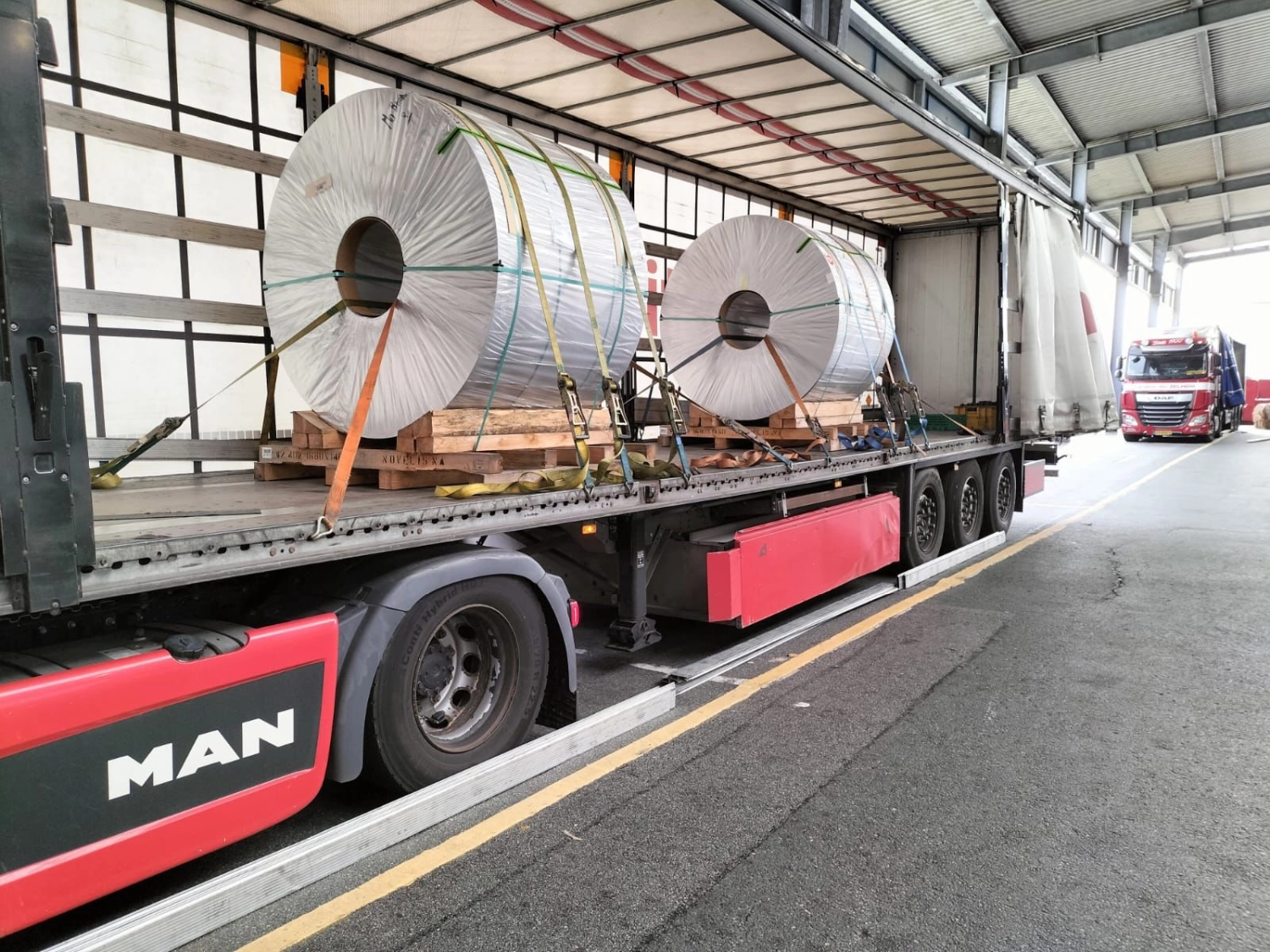 Steitz Transport Systeme GmbH - Spedition - LKWs laden