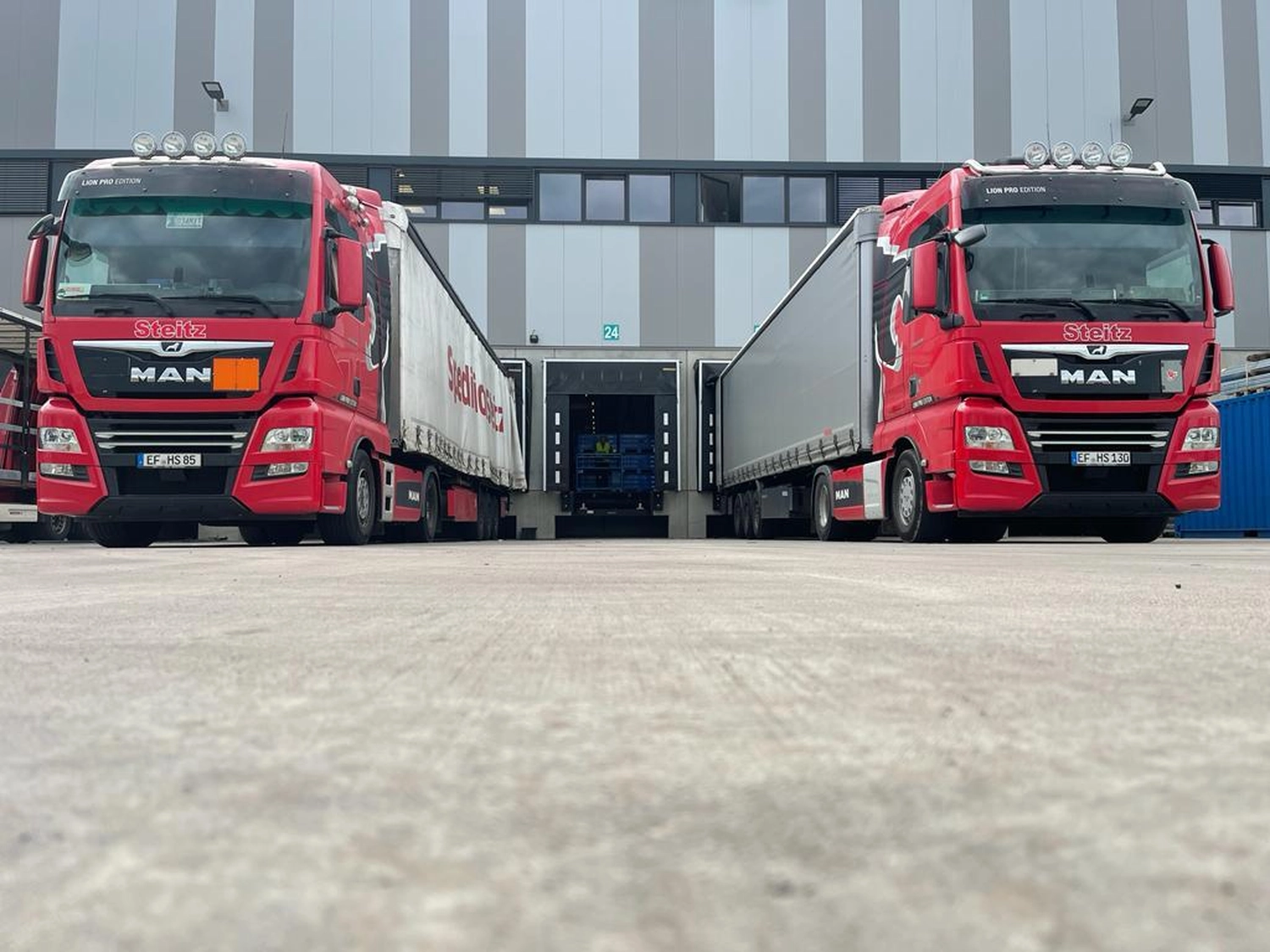 Steitz Transport Systeme GmbH - Spedition - Lkw parken im Lager