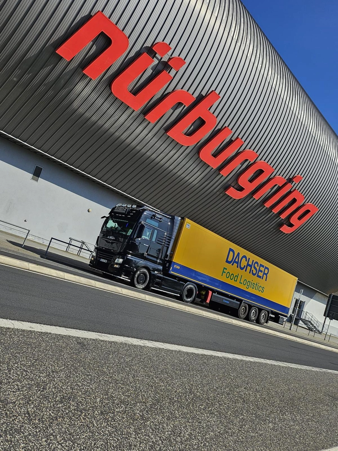 Steitz Transport Systeme GmbH - Spedition - LKW in der Nähe des Gebäudes